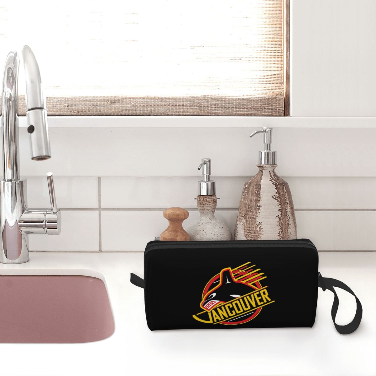 Rare Vancouver Hockey Canucks  - Rare Beauty Makeup Kit recension och pris